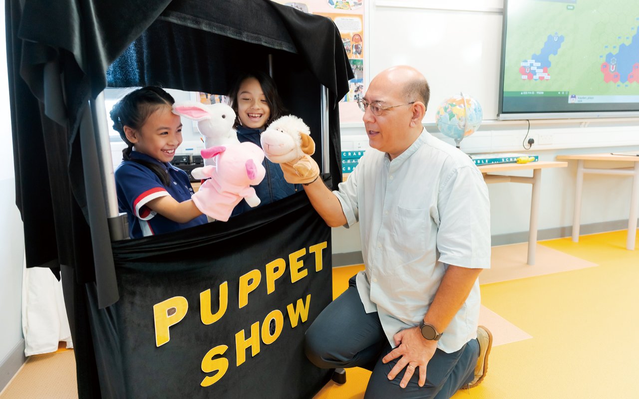 The school cultivates students' moral character and educates them to care about society through diversified courses