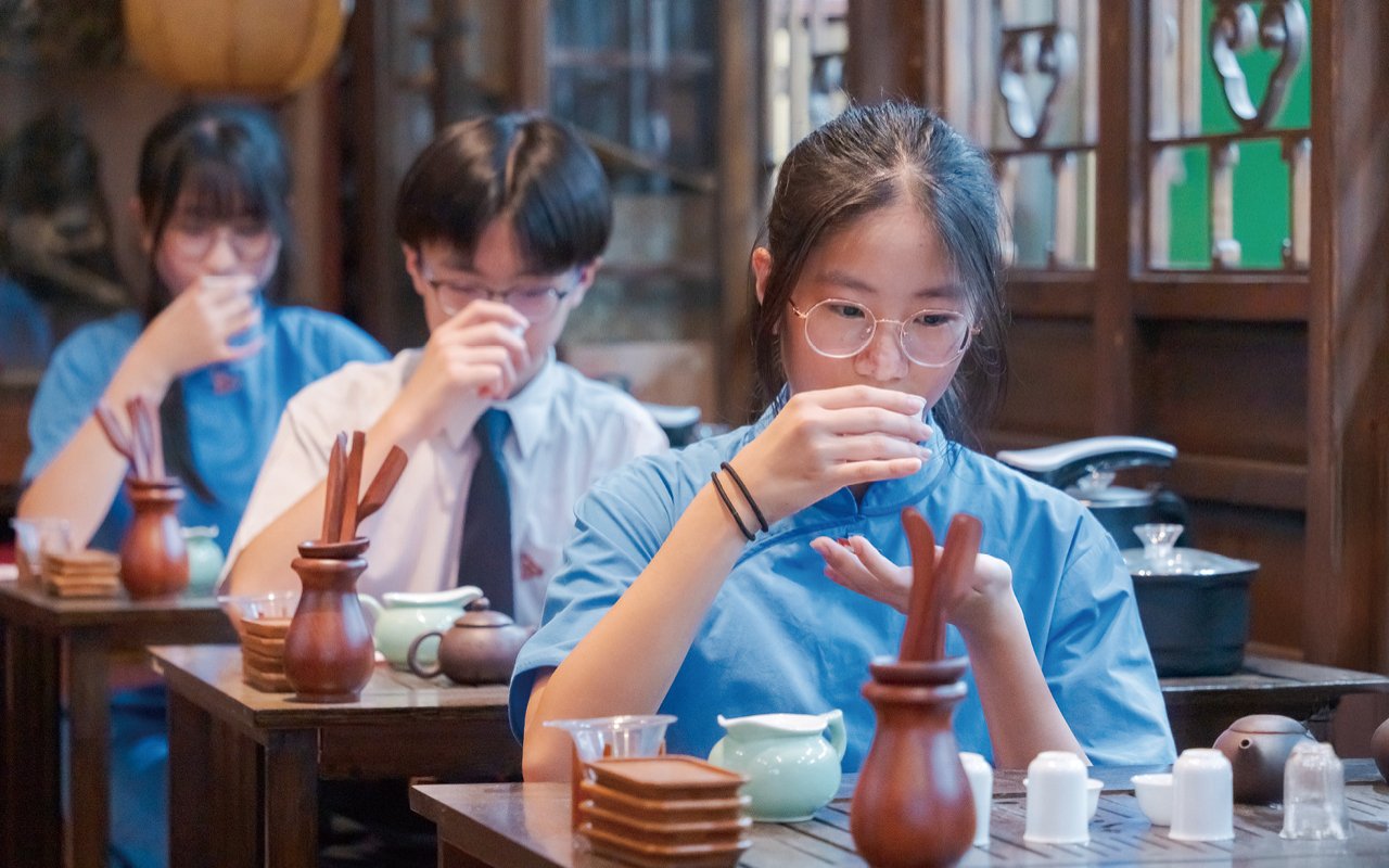 The school has a Chinese cultural center - Ruya Hall, which is equipped with many classical Chinese tea art tools.