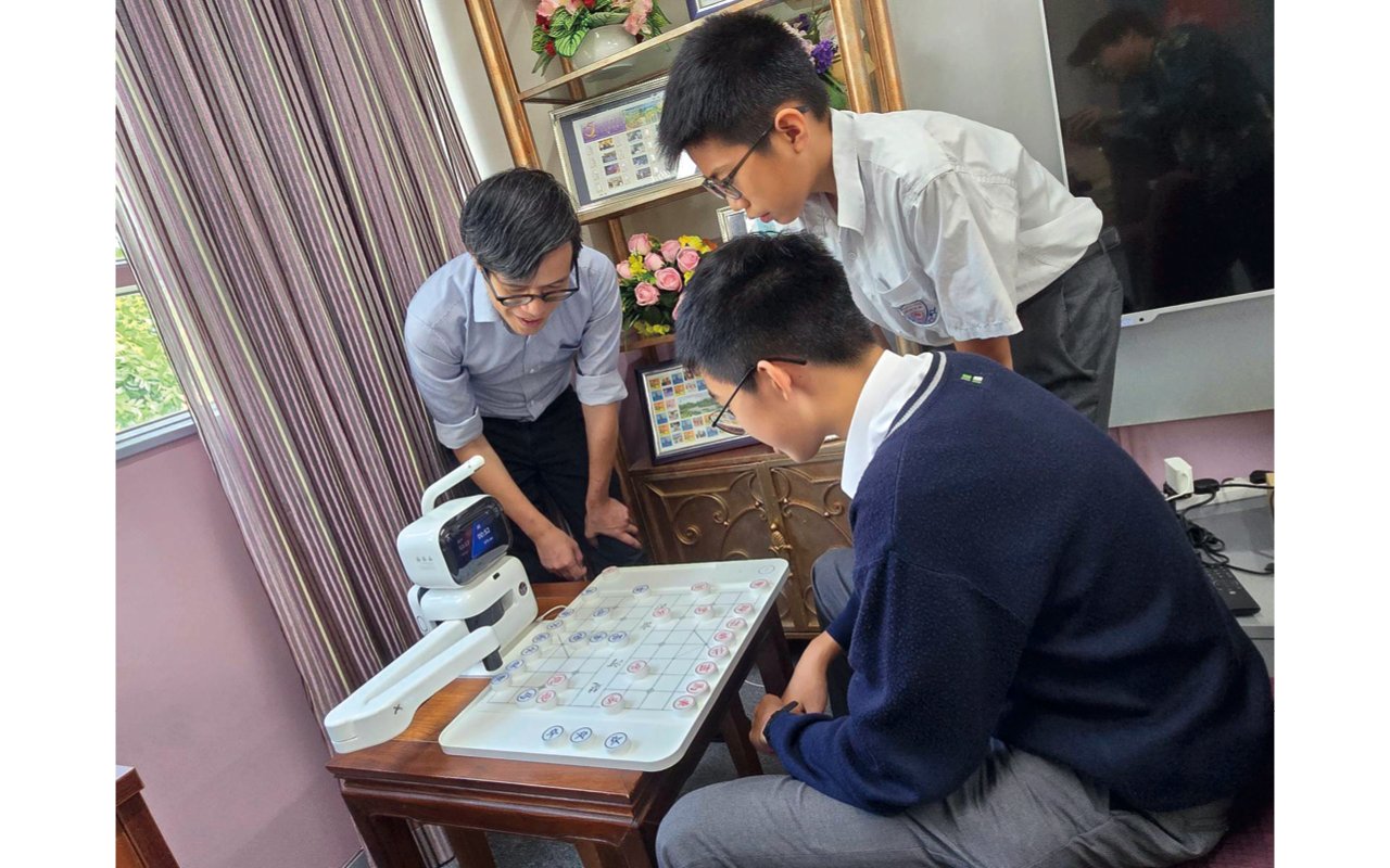 School introduces artificial intelligence "Yuanluobo"