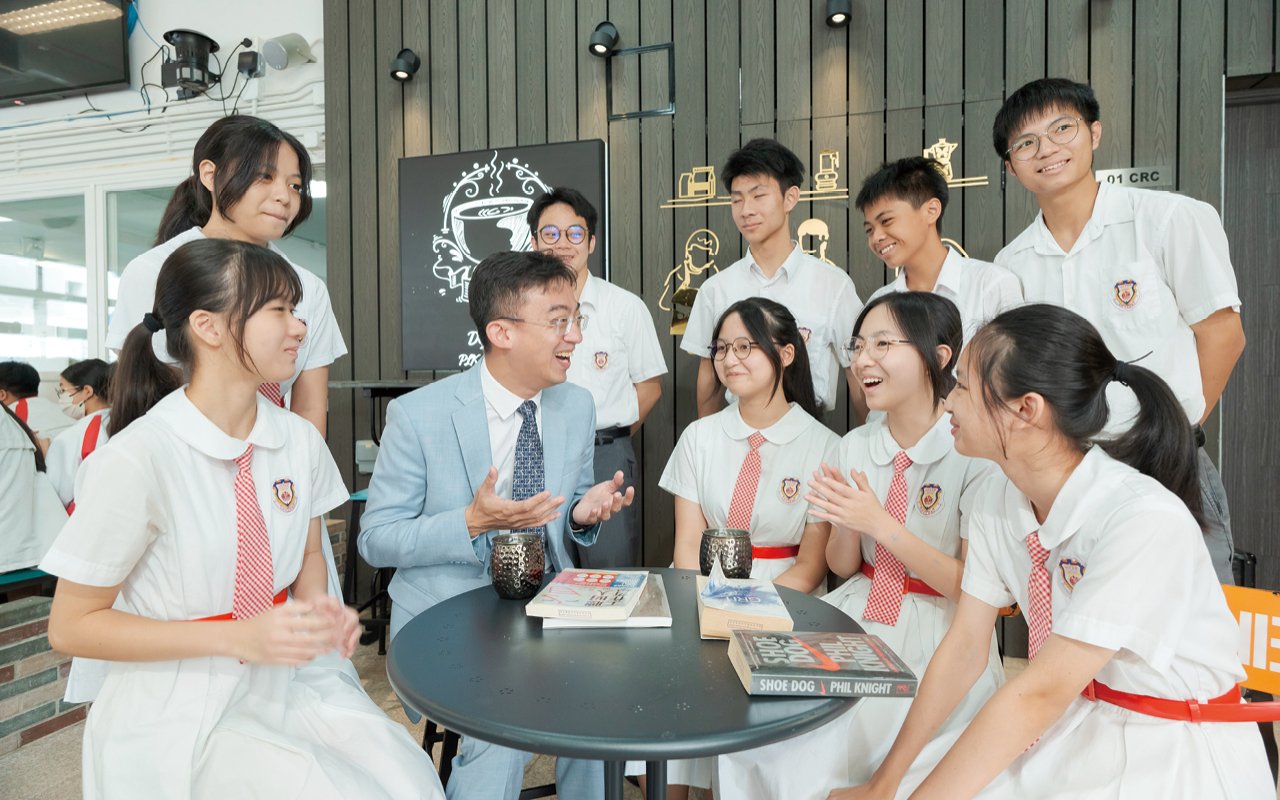 Cultivate students to become good citizens with knowledge and perspective