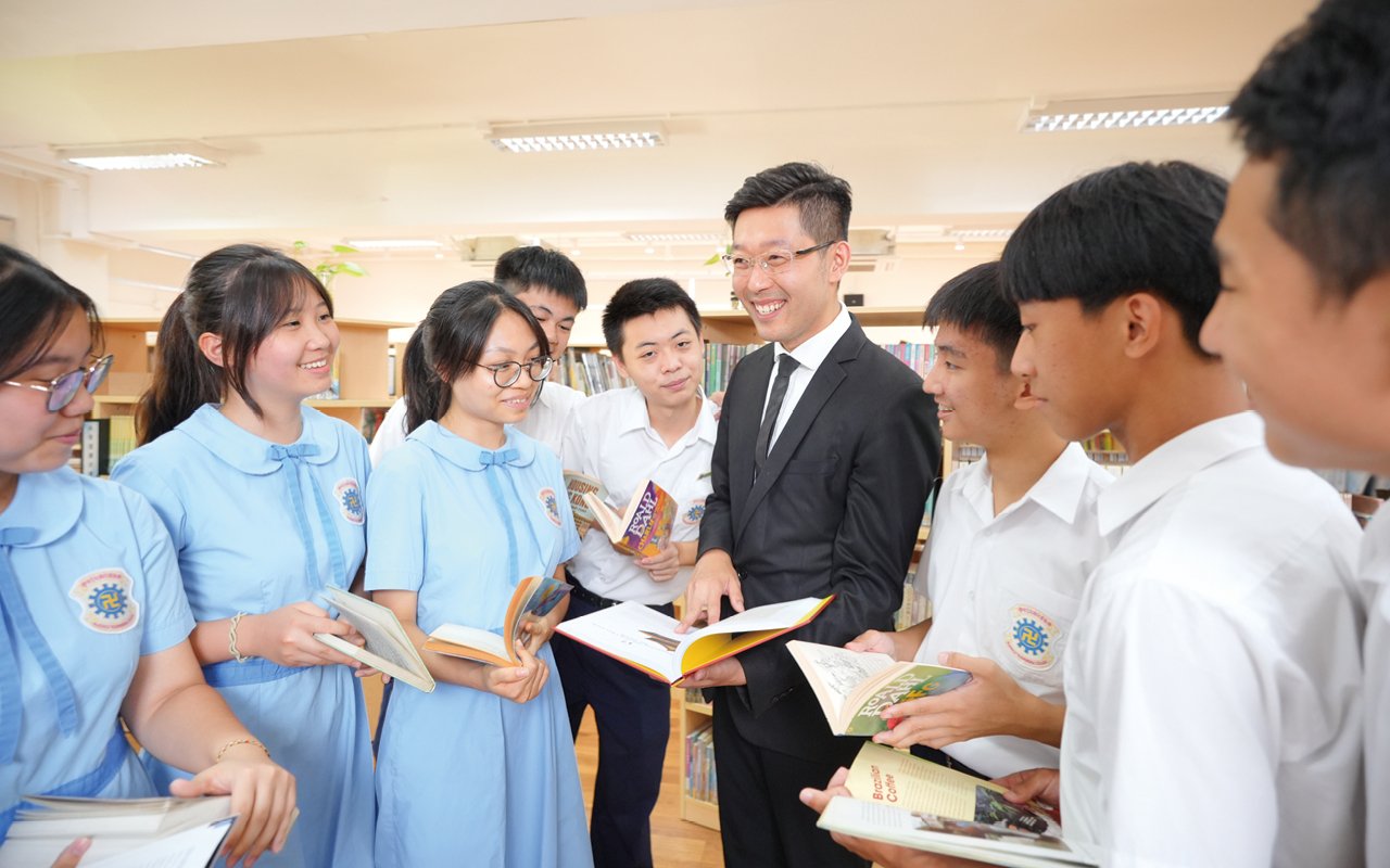The school comprehensively improves students’ English learning and communication skills