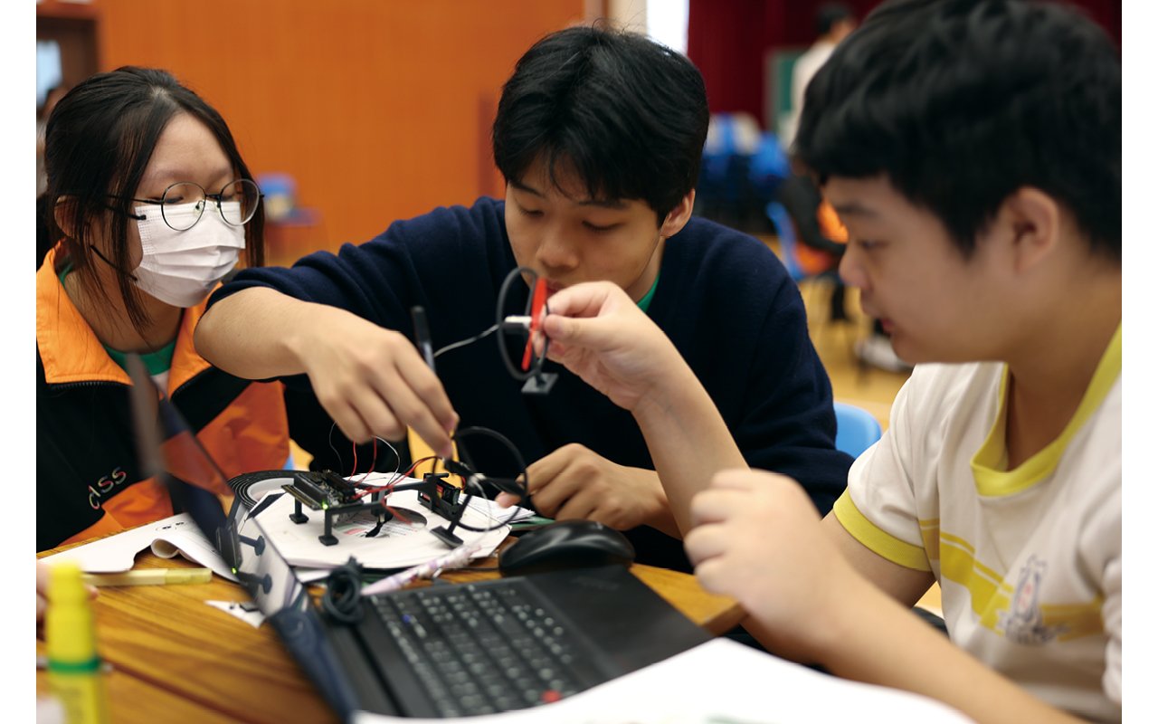 The school encourages students to participate in diversified activities and establishes a robotics team and an innovation and technology team
