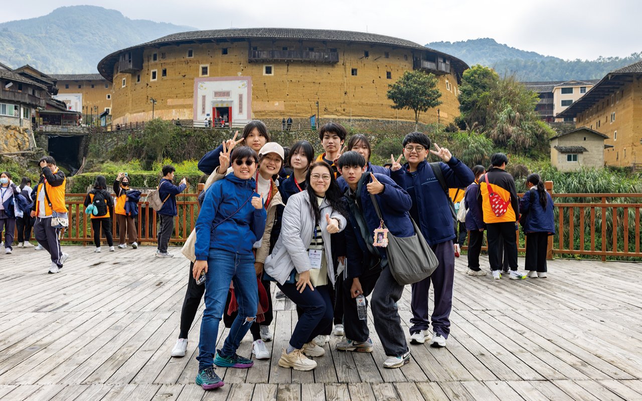 Arrange various types of overseas study tours for students of different grades