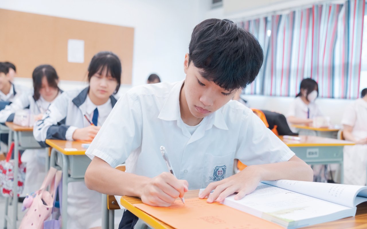 Each subject group incorporates educational elements of career planning into teaching