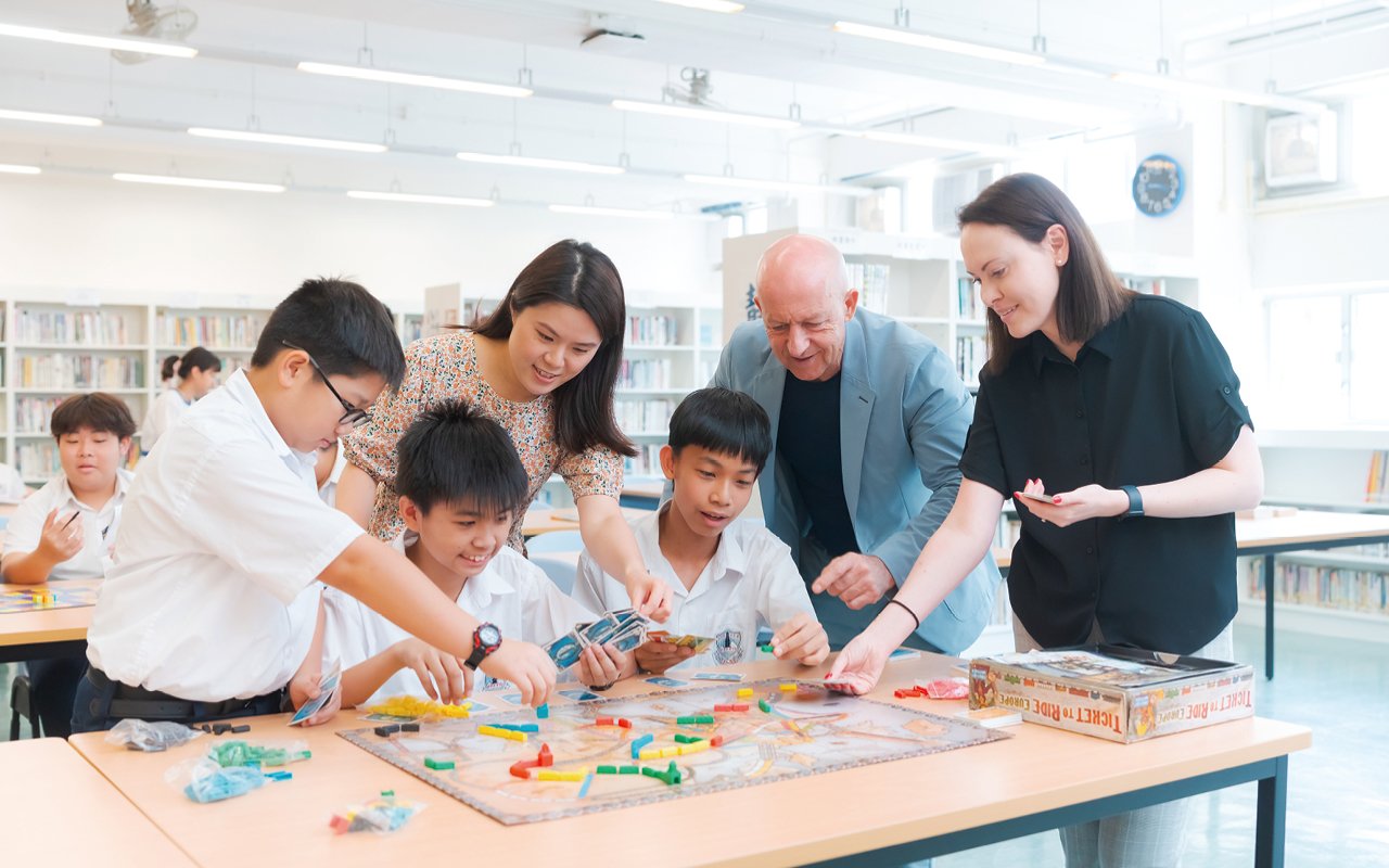 The school specially hired four foreign English teachers to provide students with an international English atmosphere.