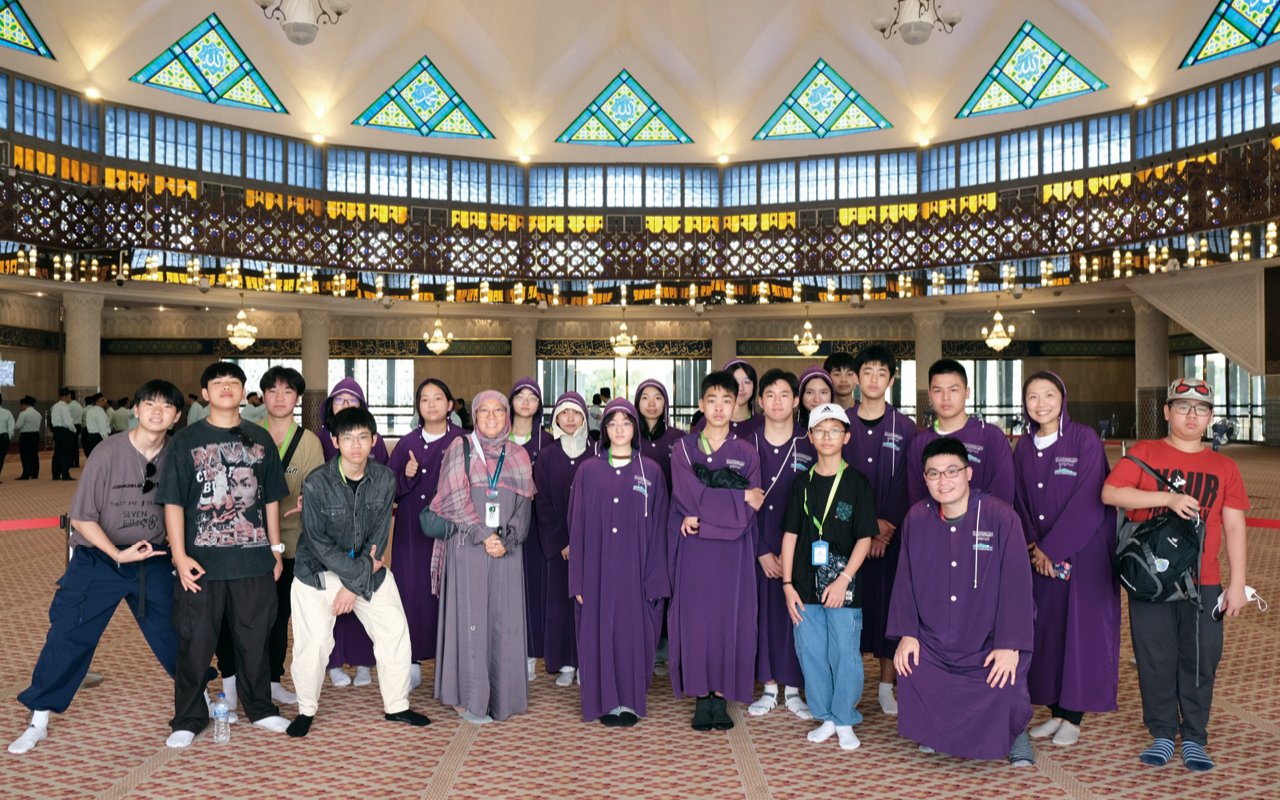 The school actively promotes interdisciplinary English learning and arranges for the whole school to participate in different English learning activities.
