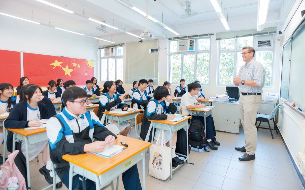 Principal Ko Kwok Wing attaches great importance to students’ biliteracy and trilingual development, and is determined to improve students’ English ability