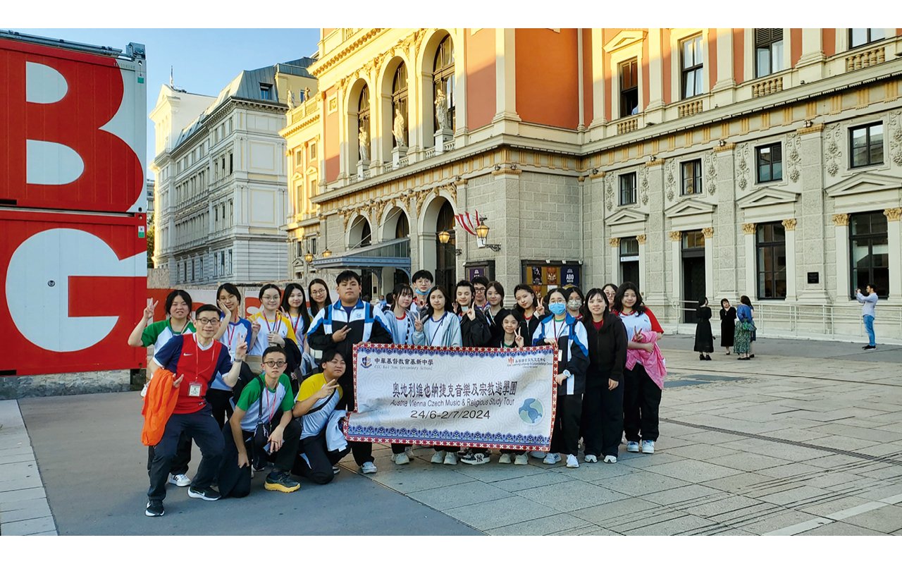 In addition to society activities, the school also actively takes students out of campus to broaden their horizons