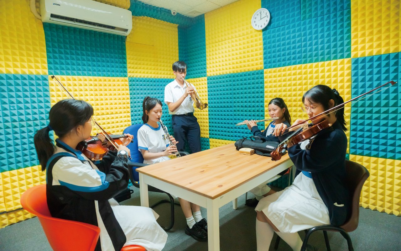The school strongly supports the purchase of musical instruments and lends them to students for free.