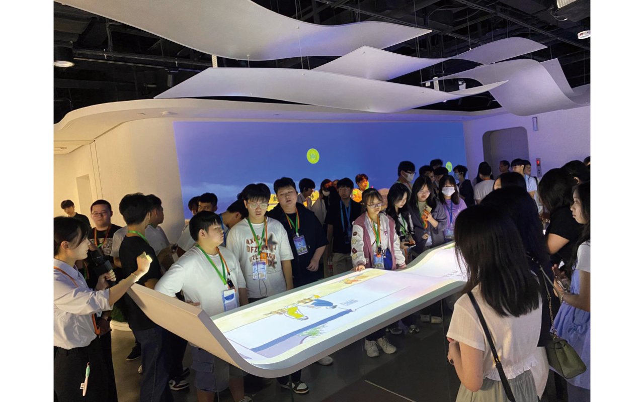 Taking students to visit Alibaba’s headquarters in Hangzhou