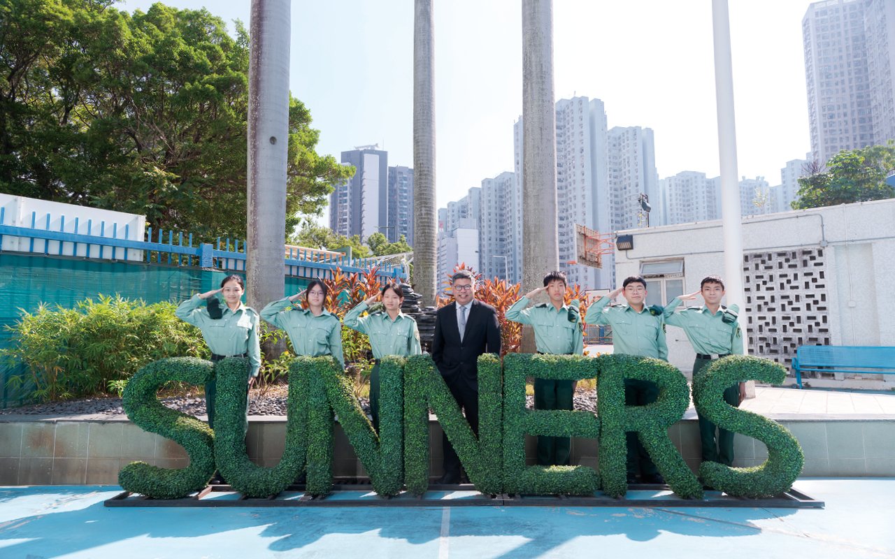 The school held the Xin Huo Chuan Outstanding Student Recognition Ceremony to commend student leaders who have outstanding performance in extracurricular activities and services.