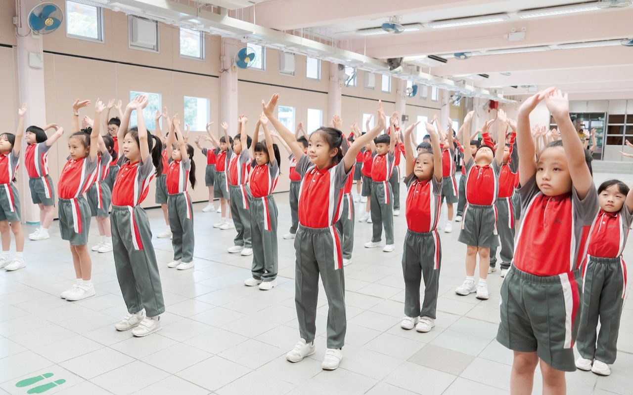 Principal Guan hopes that students can learn to care about their families, the people and communities around them, and have a grateful heart.