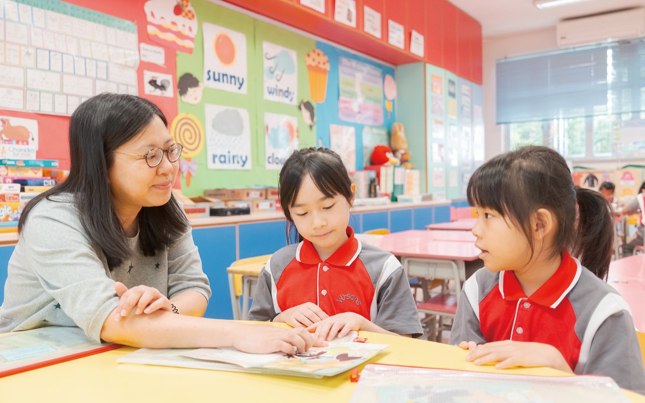 This year the school launched two school-based training programs, emphasizing the cultivation of law-abiding awareness and positive thinking, and also set up 8 moral education themes