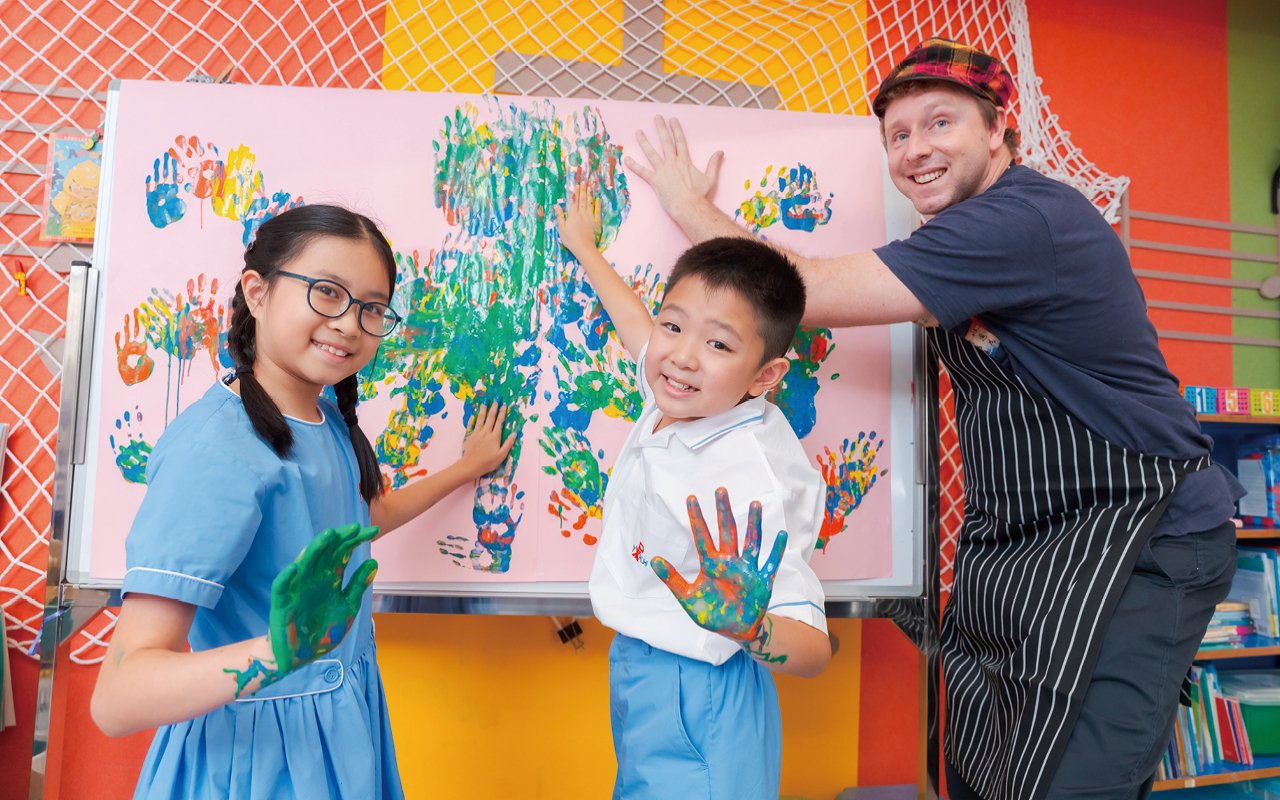 The English Department implements the school's philosophy of "learning in daily life and applying it in life"