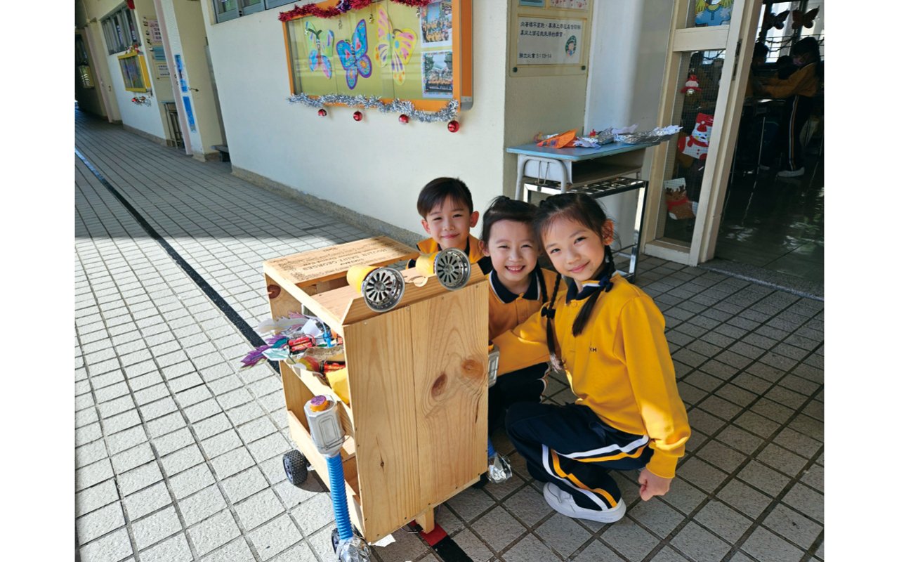 Some students noticed the hard work of workers cleaning the playground, so they proposed to design a small vehicle to assist in cleaning.