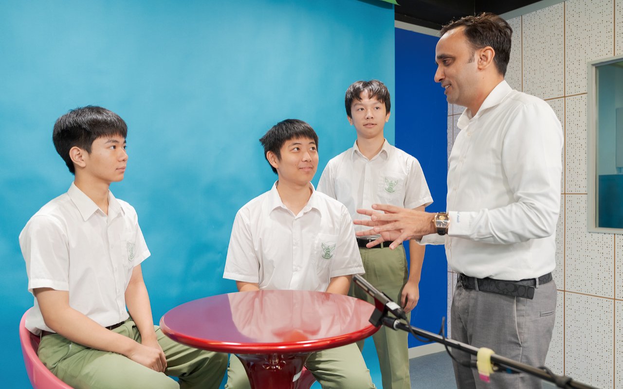 The school specially hires external tutors to launch IELTS English courses