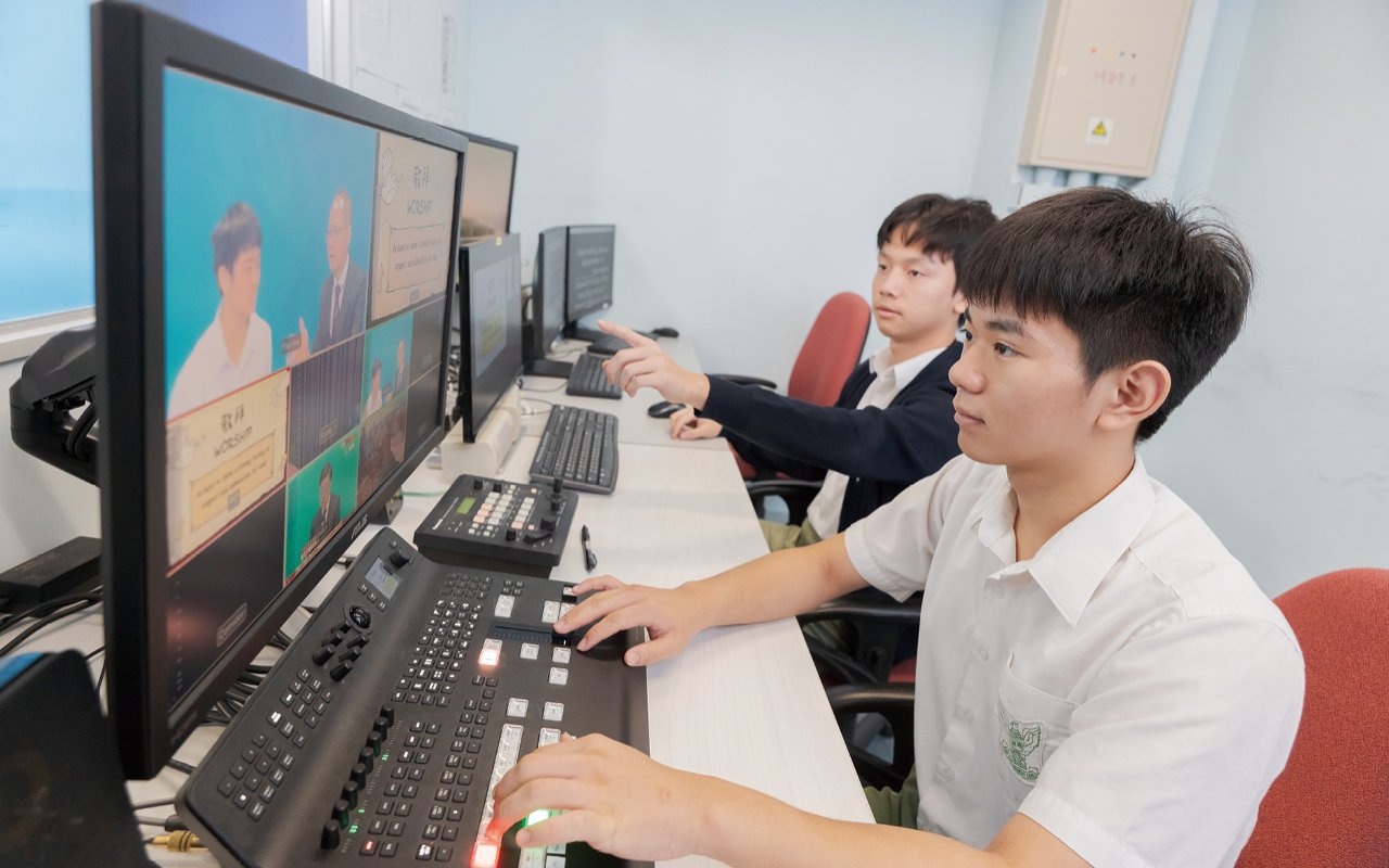 The school actively arranges different English activities for students to enhance their interest in learning English in an interesting way.