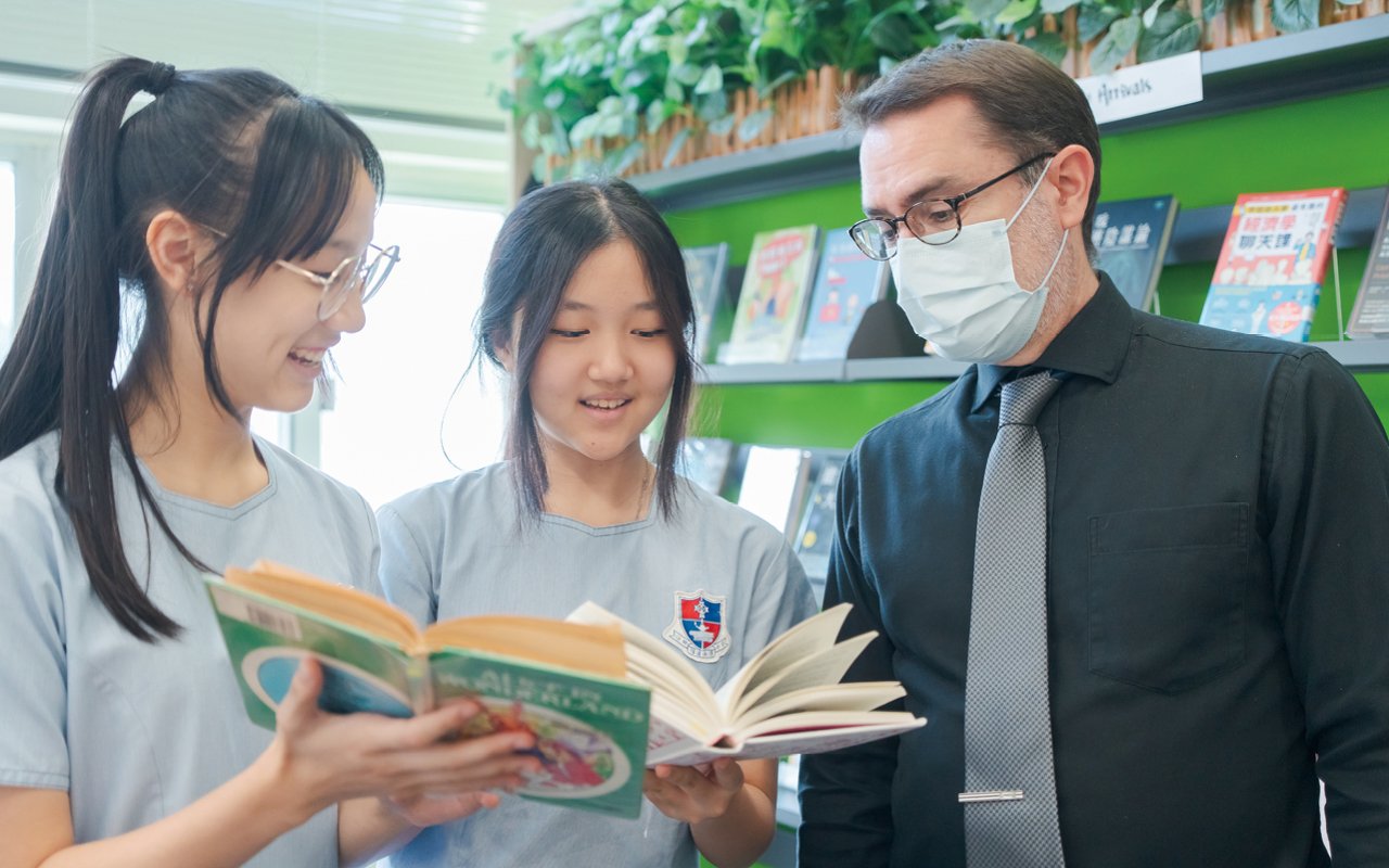 The school will conduct a text introduction on the content of "Alice in Wonderland" before the performance.