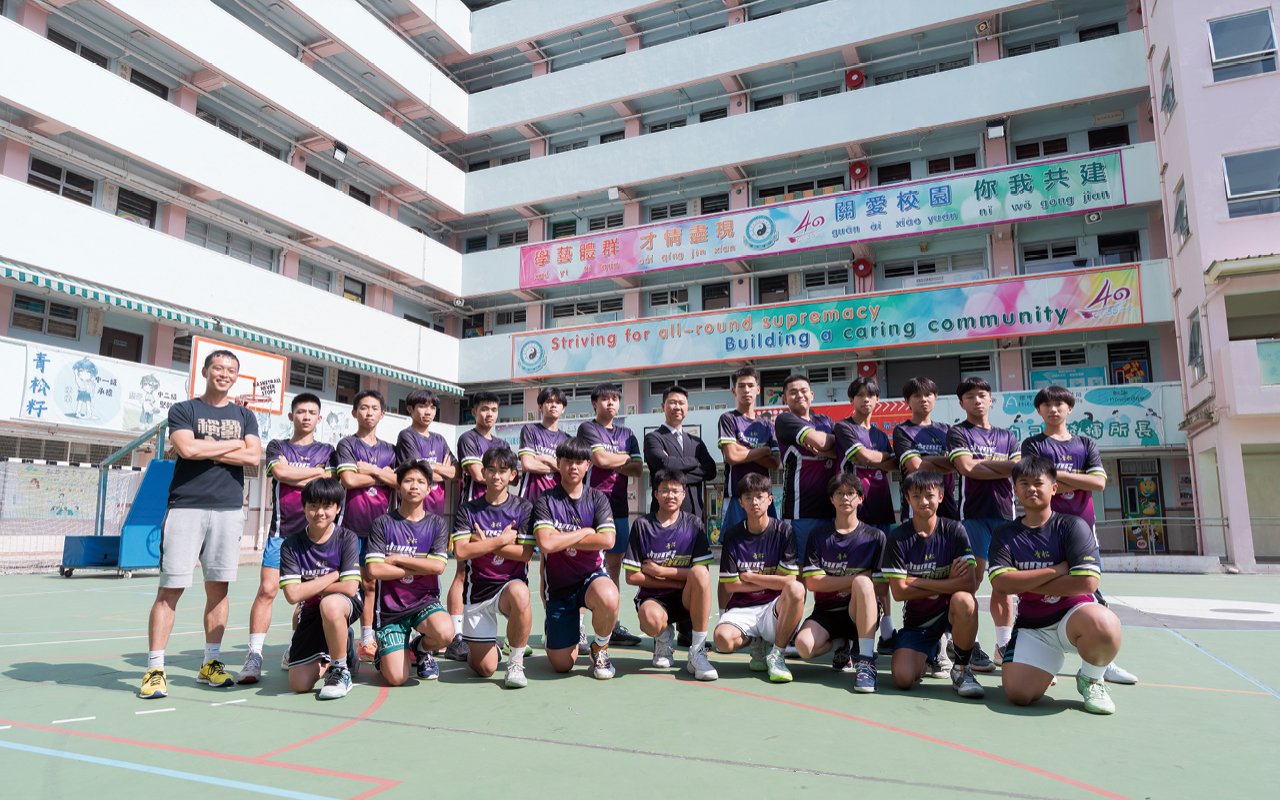 The school uses a life-oriented approach to enrich the environment for students to learn English.