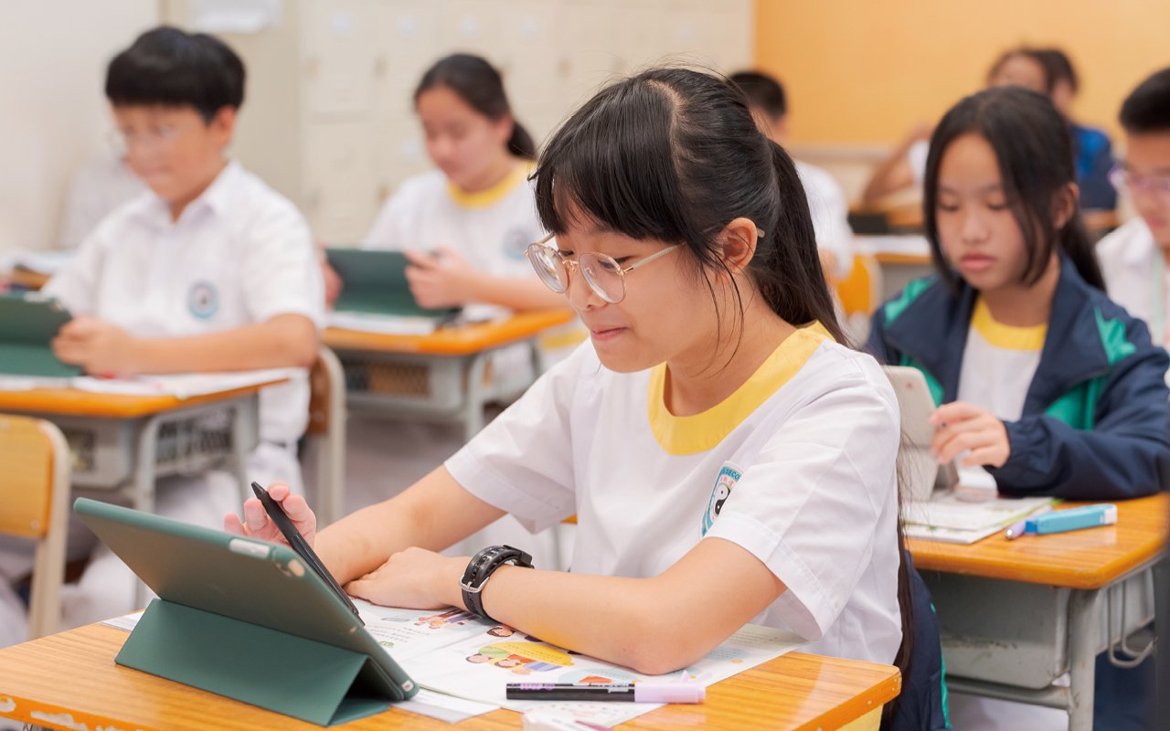 The school offers a school-based course "Life English" with English as the medium of instruction.