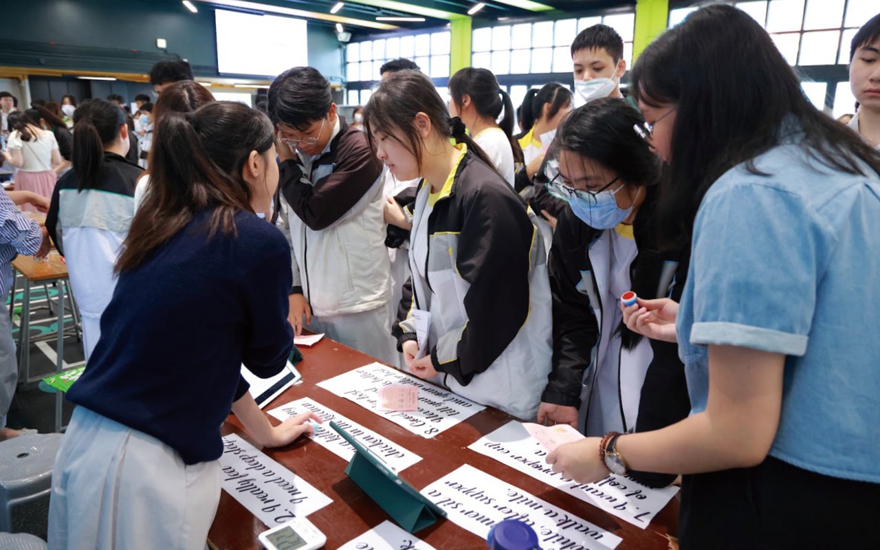 The teachers of the English subject also personally design teaching materials to take care of the diversity of learning.