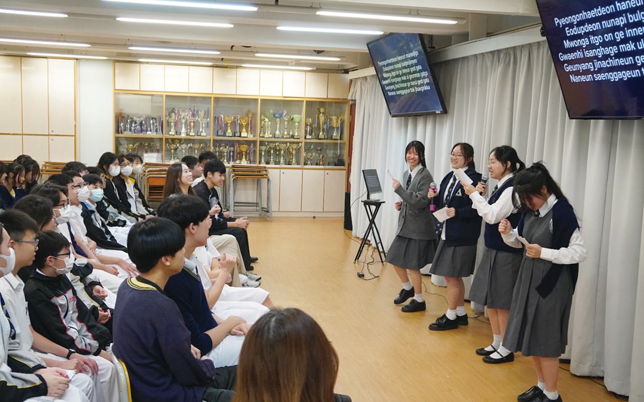 The school places special emphasis on conversational skills to increase students’ opportunities to contact foreign English teachers and “speak.”