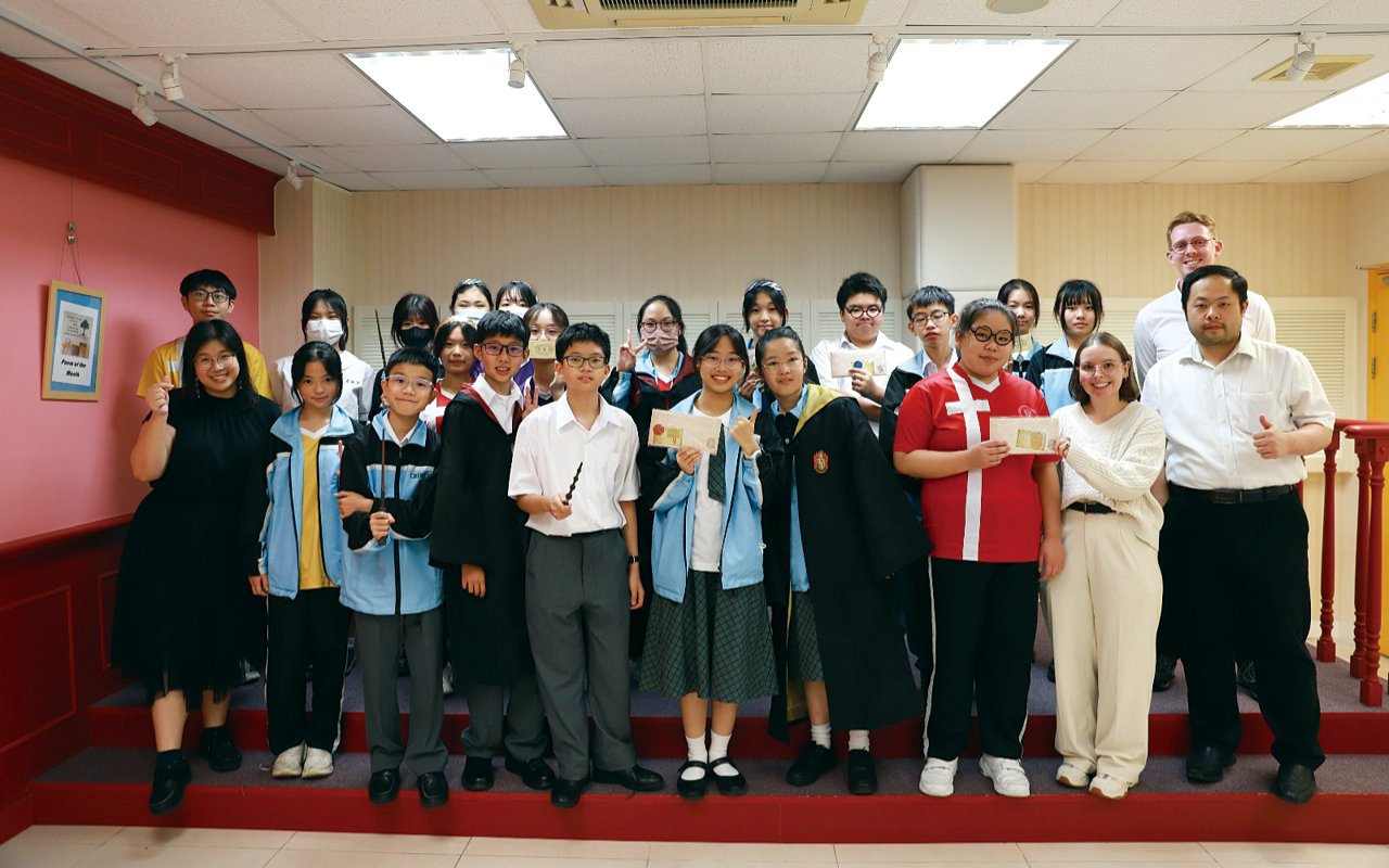 The school has always had rich English activities. This year, two foreign teachers at the school used "Harry Potter" as the annual theme to connect the English activities throughout the year.