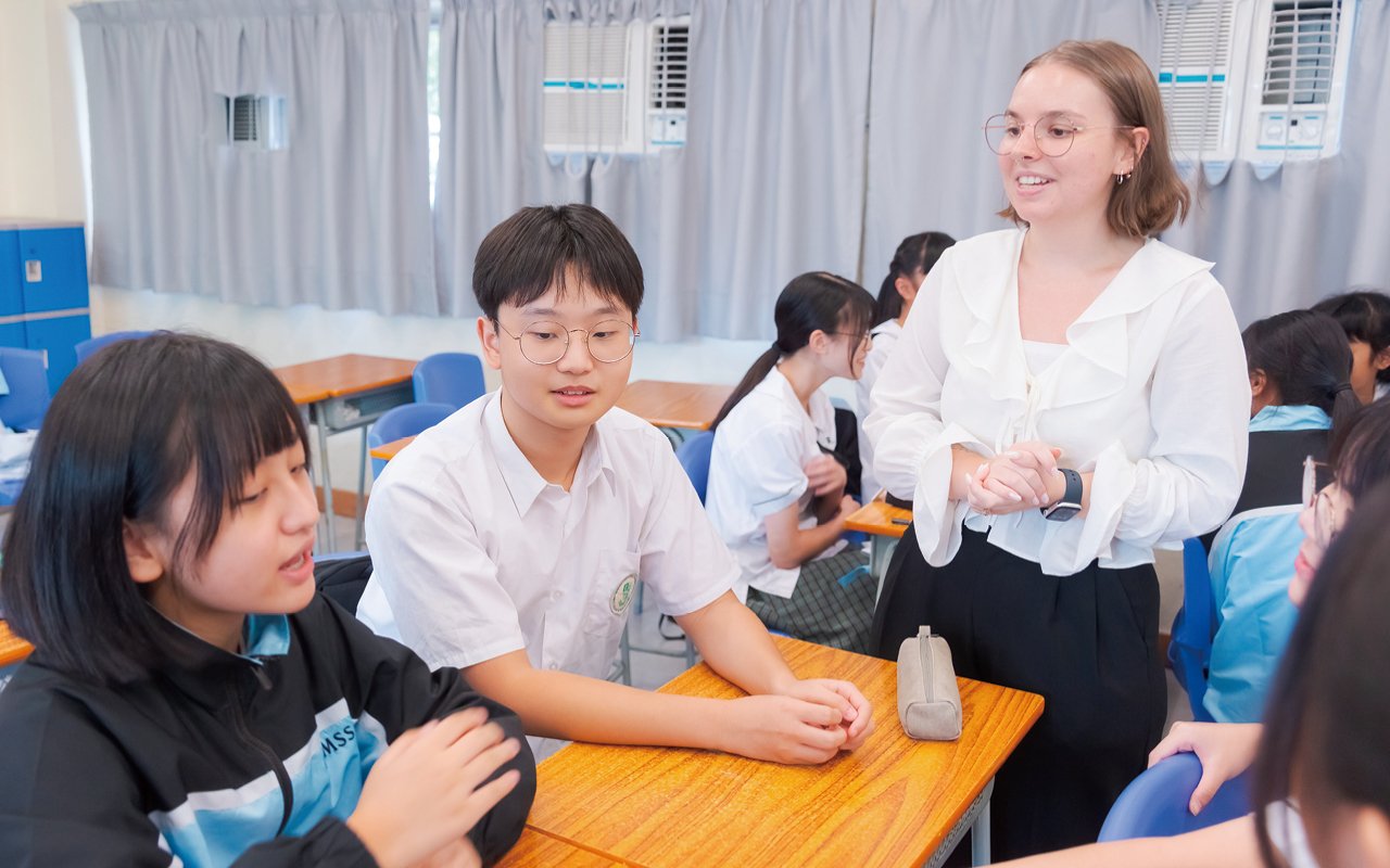 Foreign English teachers will lead extracurricular activities or English game groups to interact harmoniously with students