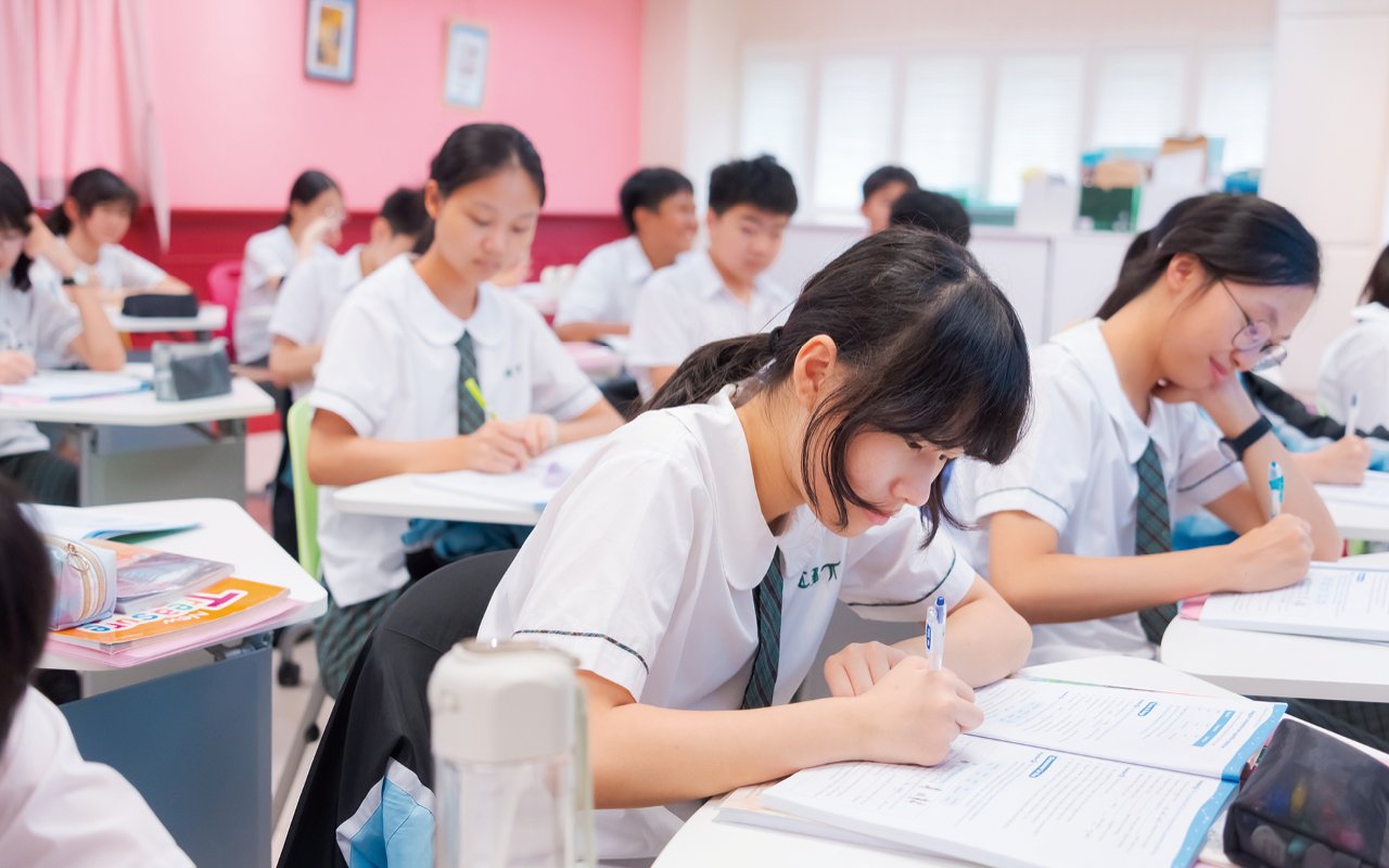 The school implements English bridging courses during the summer vacation to help them become familiar with English learning topics and vocabulary