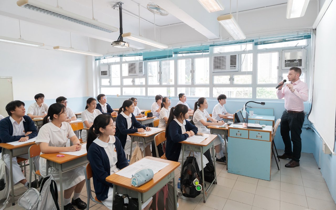 Through comprehensive configuration and arrangements, we strive to create opportunities for students to listen and speak more English on campus