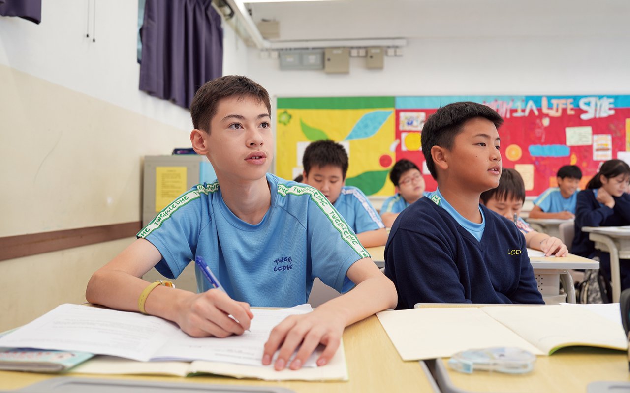 The school is committed to helping students learn and use English in an all-round way