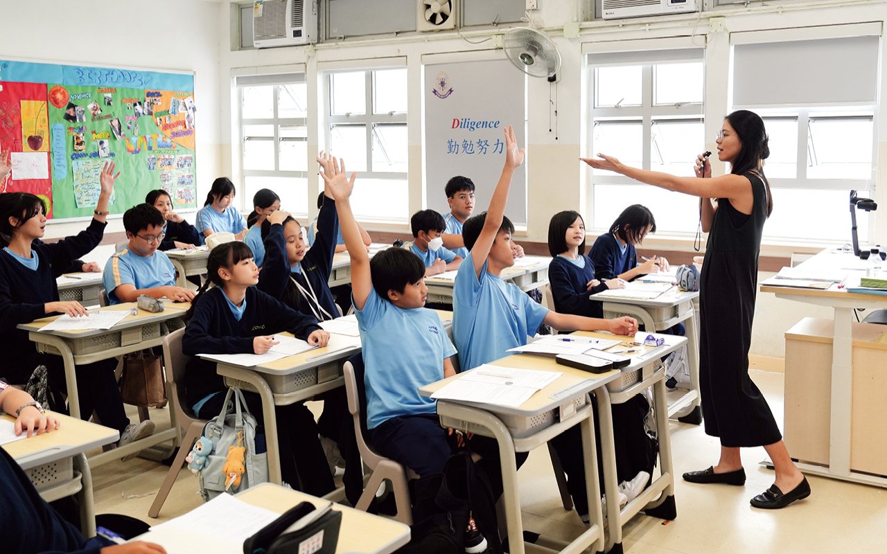 The school arranged for two foreign teachers to implement different courses and activities in a "combination of civil and military" methods