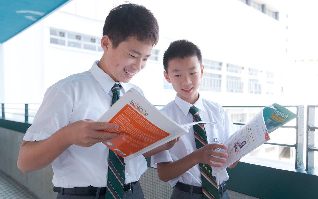 The school implements the concept of all-round learning and provides students with English learning experiences outside the classroom.