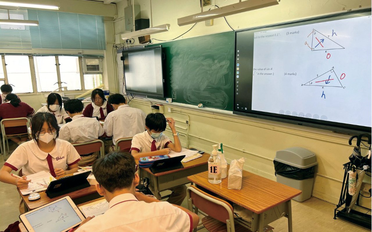 The school attaches great importance to English learning, and a senior English teacher serves as the director of the English department.