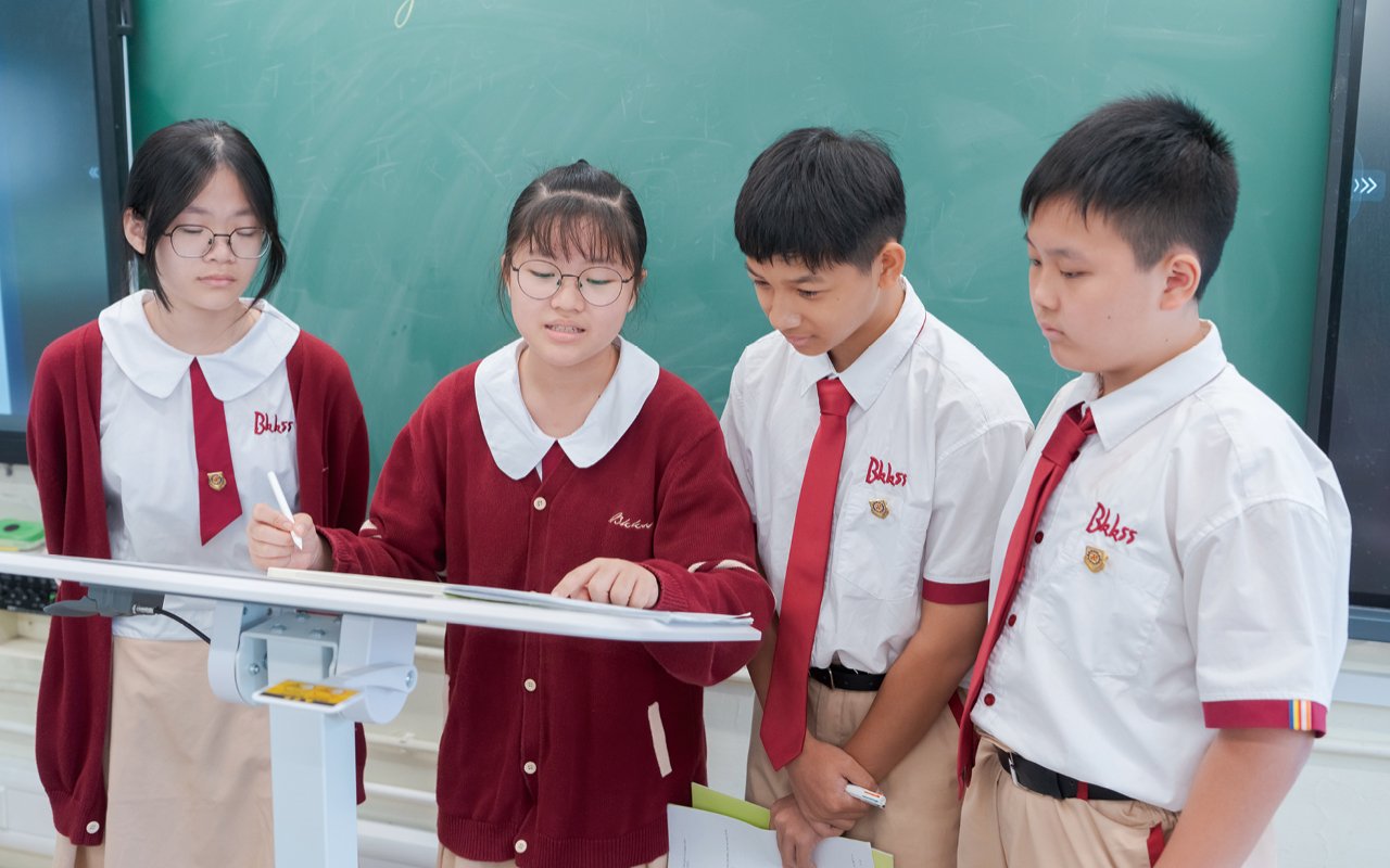 The teaching team also implements a student-centered teaching model and promotes independent learning and e-learning
