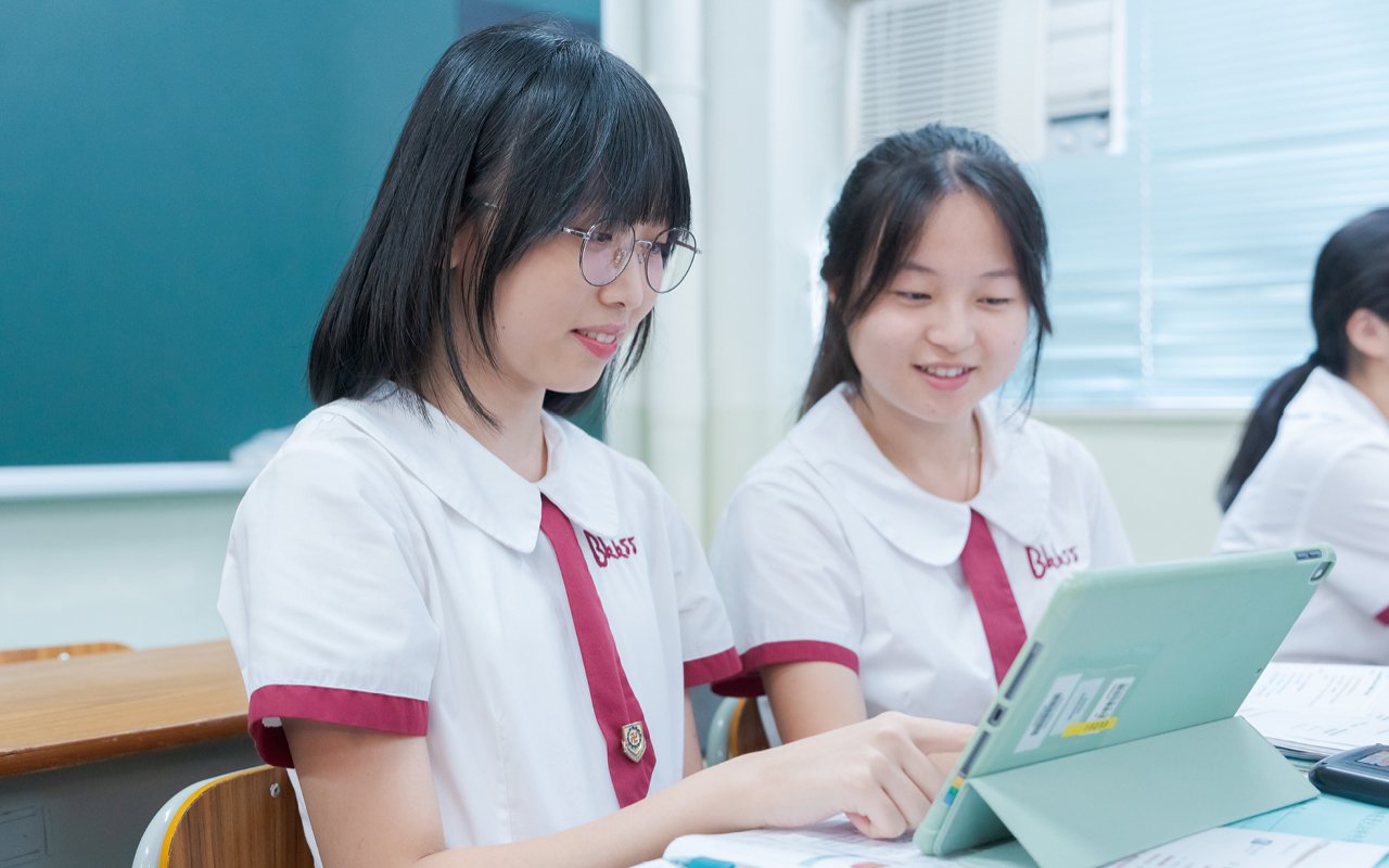 Introducing iPad and E-class to encourage students to use online English teaching resources