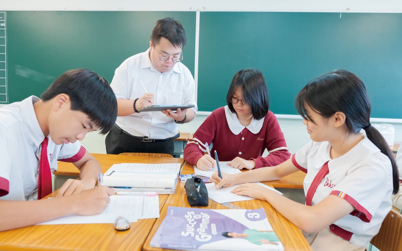 All classrooms in the school are equipped with smart touch TVs and wireless microphones to assist in daily teaching.