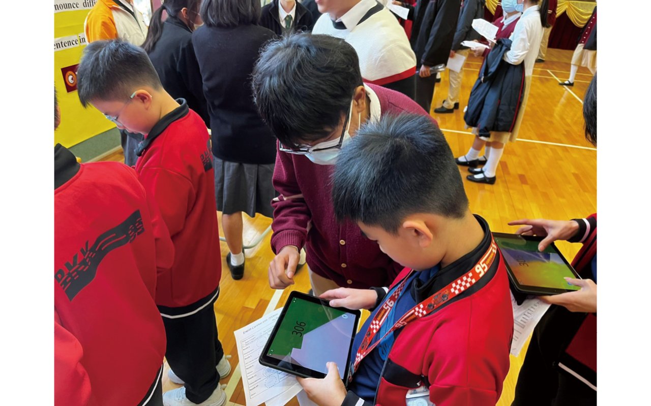 Foreign English teachers also actively organize extracurricular learning activities
