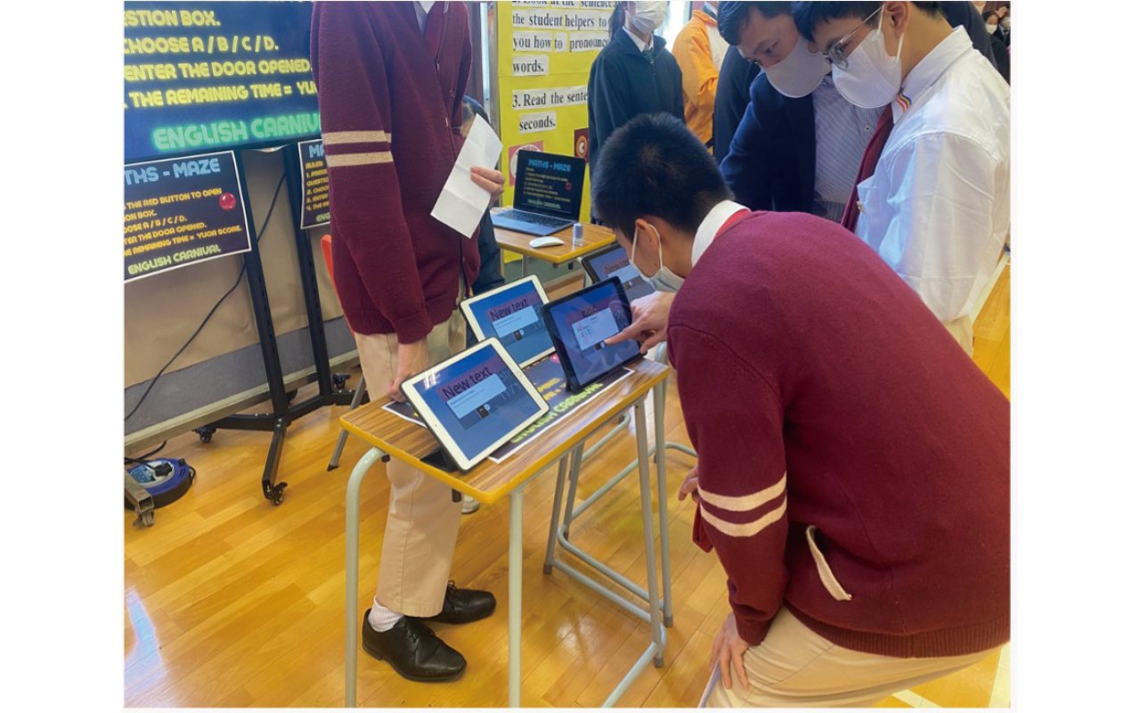 In a strong English learning atmosphere, students are willing to learn and use English