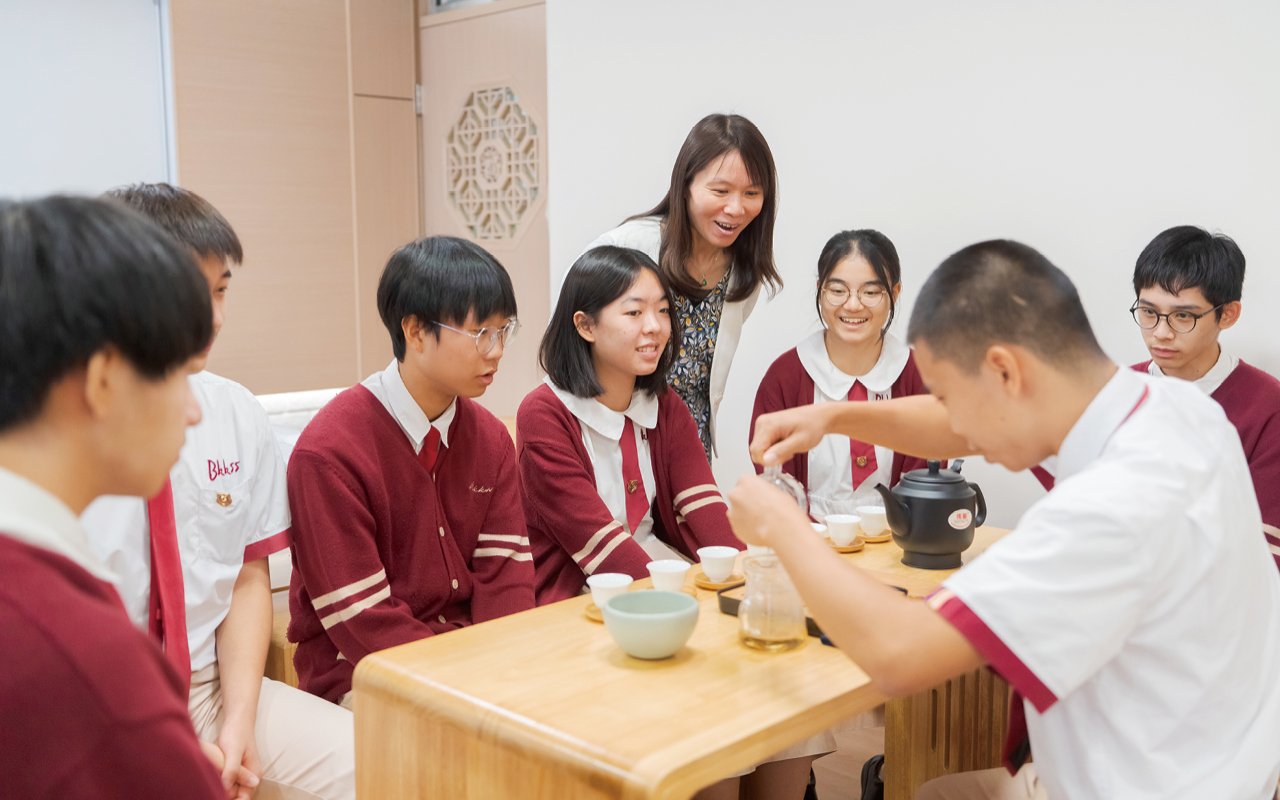 The school established the "Awakening Spiritual Growth Center", which is specially designed to care for students' physical, mental and spiritual health.