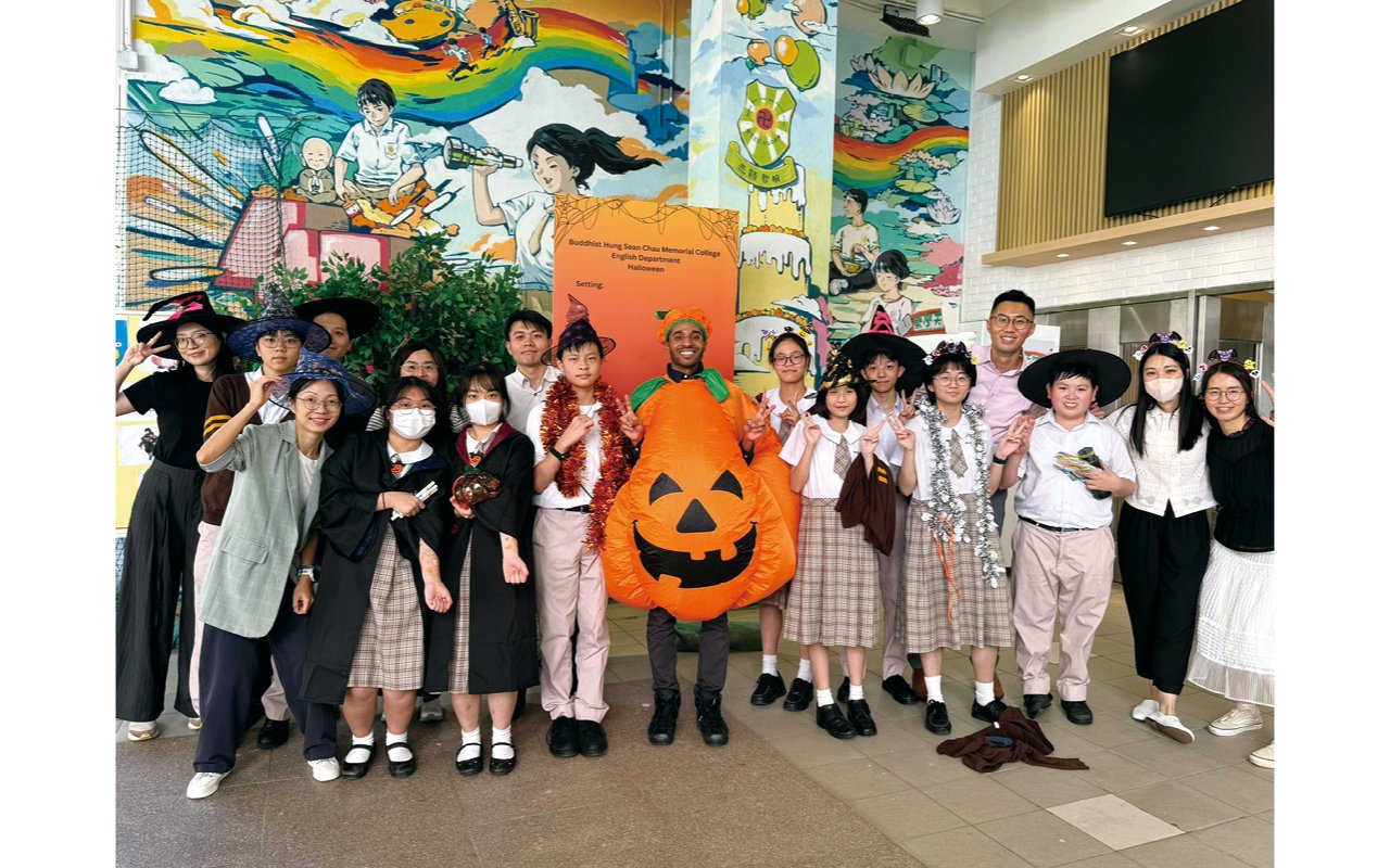 Let students explore issues such as the inheritance of traditional culture, the conflict and integration of Chinese and Western cultures, etc.