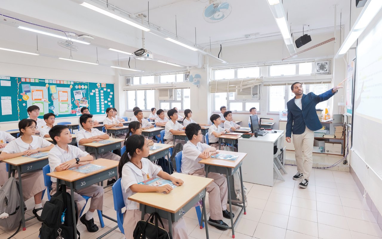 The English team is implementing the "English Builder interactive English course" this school year