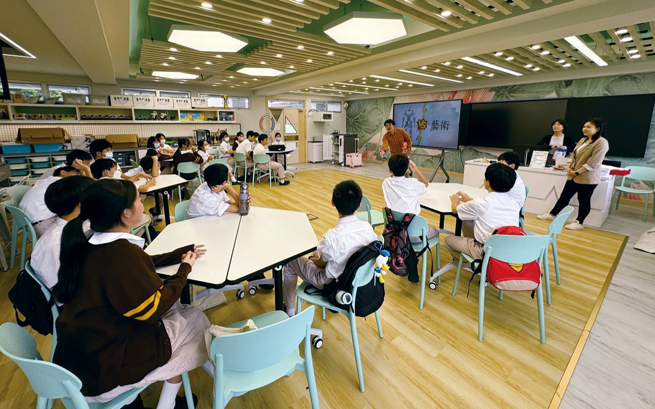 Principal Chan Sze Wan and school sponsoring organizations pay special attention to the teaching quality of the teaching team and actively promote teacher training