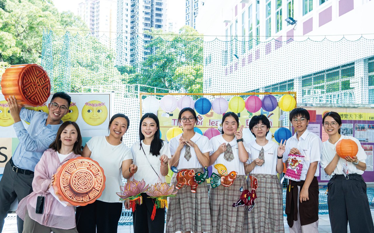 The school's English space "E-ZONE" is open regularly every week