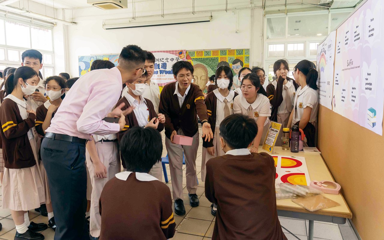 Teachers lead English ambassadors to organize English activities with different themes