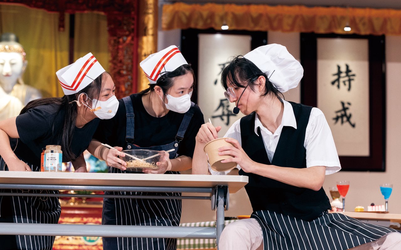 The school actively promotes English drama education and creates real learning situations for students