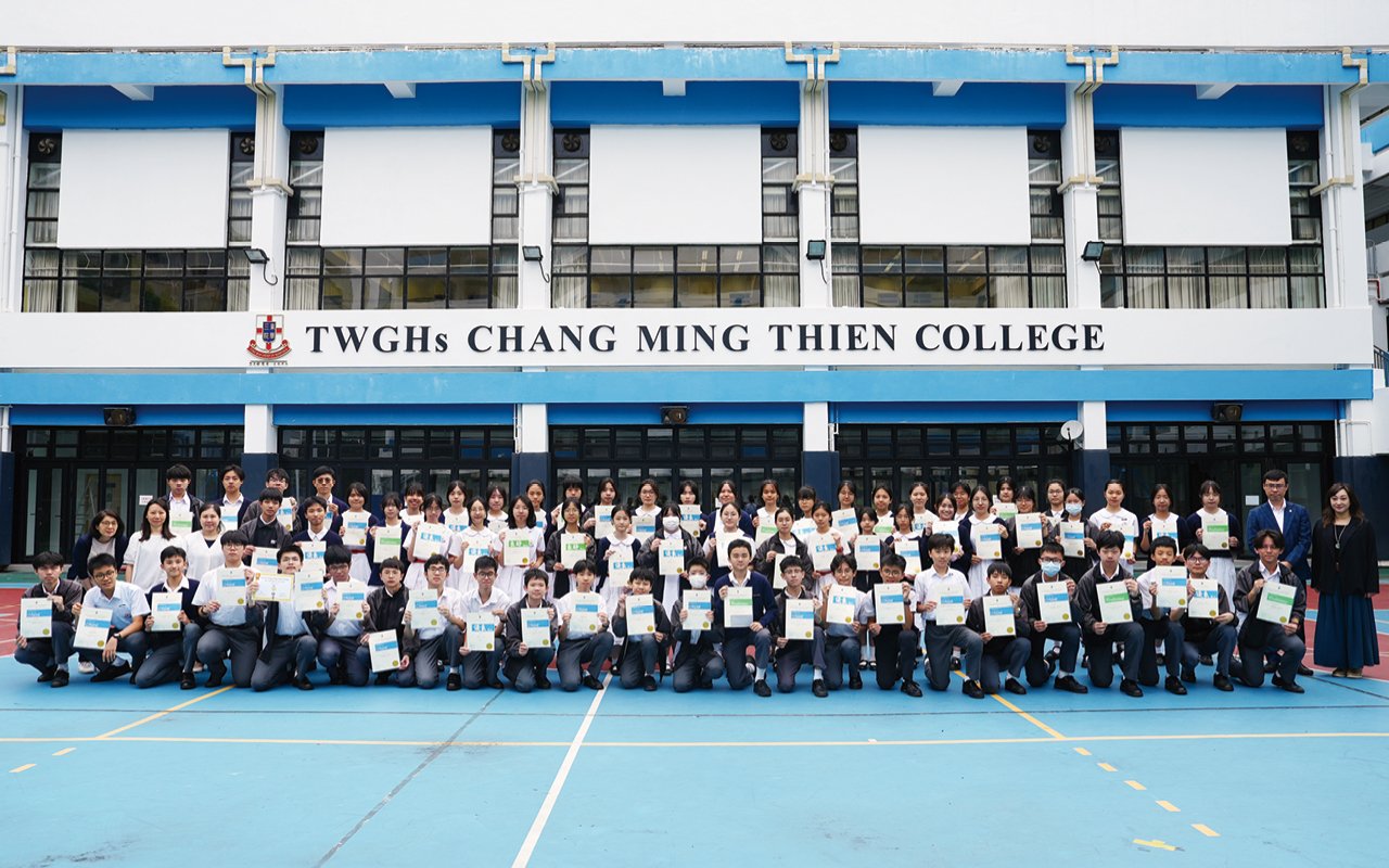 The school encourages students to actively participate in English speech, recitation, writing and reading competitions organized by various institutions