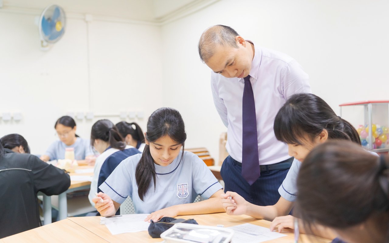 In order to allow students to acquire English knowledge from multiple aspects, the school develops diversified language teaching strategies