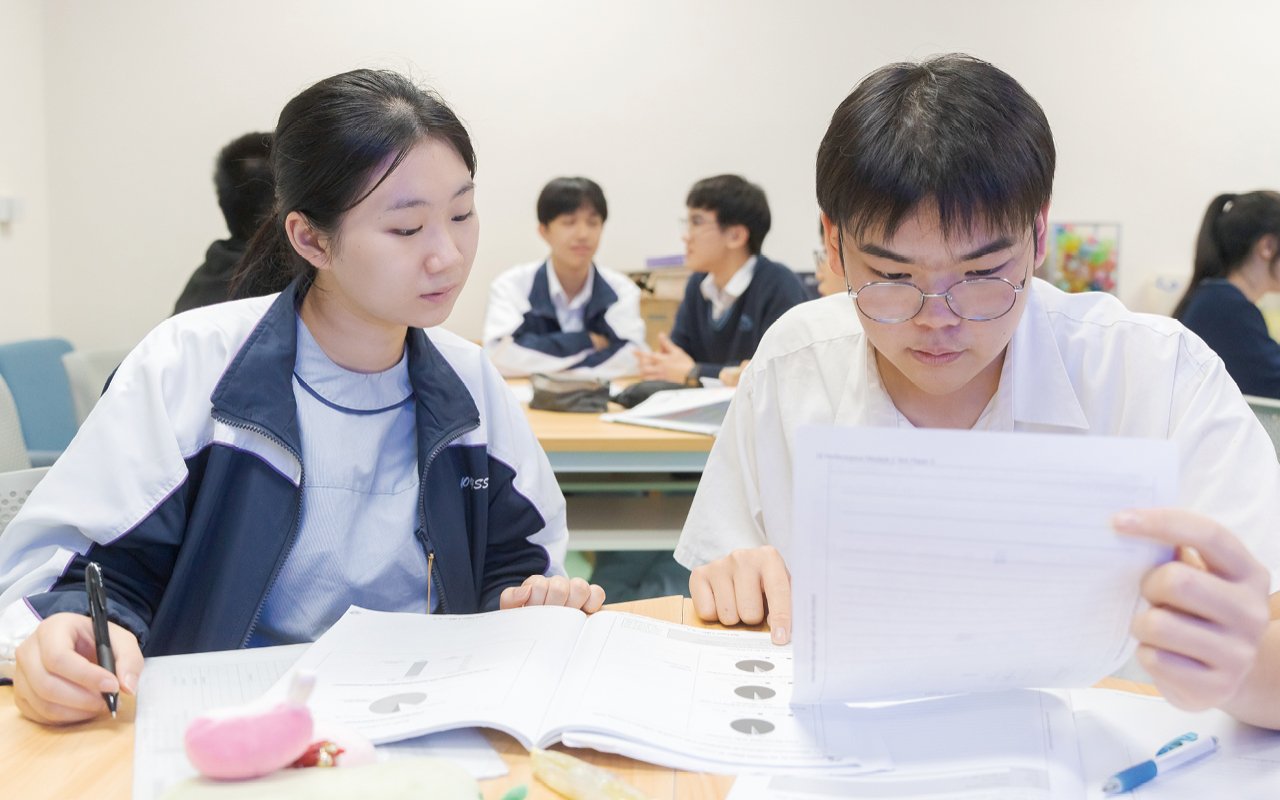 The school implements the education policy of "mother tongue teaching, proficiency in both Chinese and English"