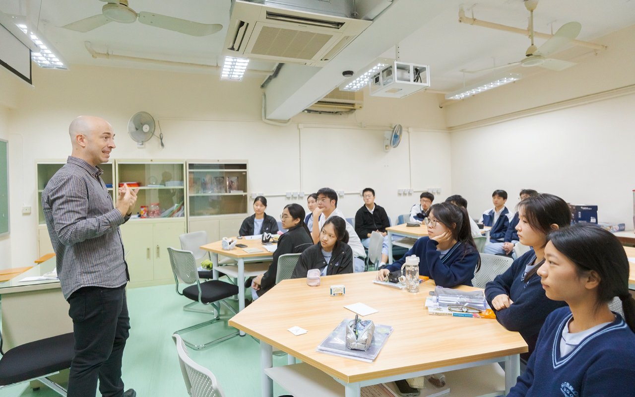Through the English-based teaching model, students need to complete classroom tasks in English